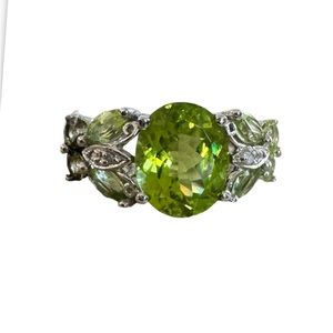 Beautiful chartreuse green peridot ring 💚